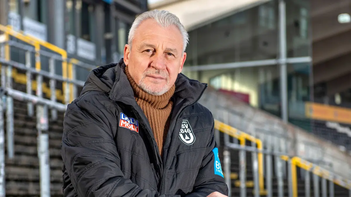 Der Trainer des SSV Ulm1846 Fußball, Pavel Dotchev, im Interview mit dem Stadtmagazin acht.neun.