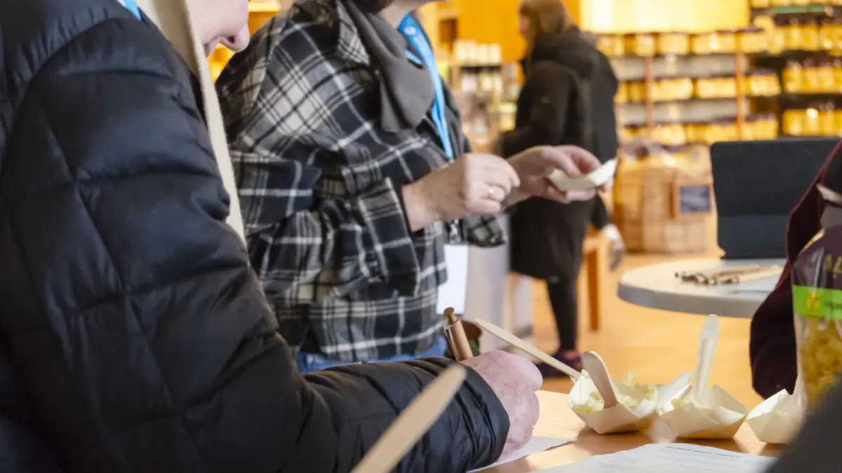 Nach der Betriebsführung wurden die veganen Nudeln verköstigt.