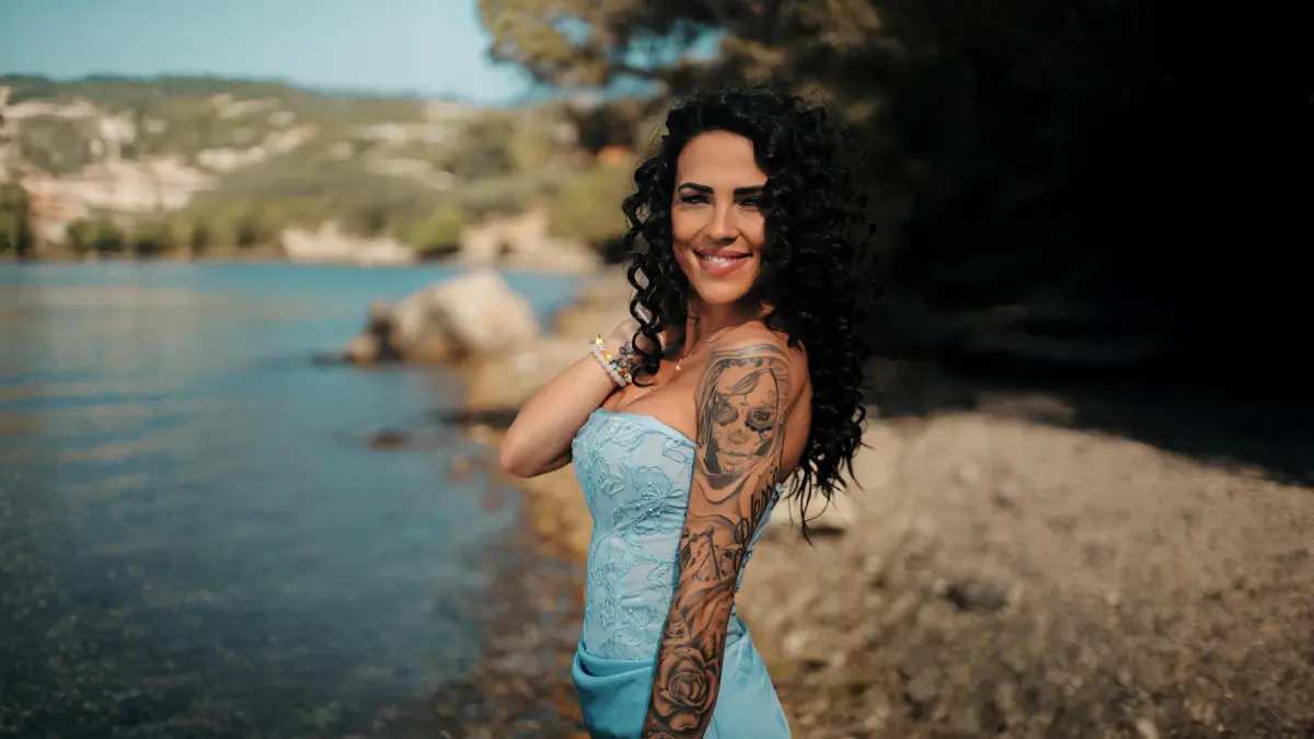 Elena Miras muss bei „Make Love, Fake Love“ herausfinden, wer Single und wer in Wahrheit vergeben ist.