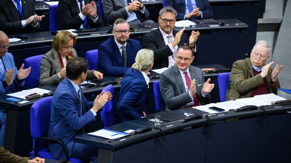Bundestag: 29.01.2026, Berlin: Alice Weidel, Vorsitzende der AfD-Bundestagsfraktion, nimmt nach ihrer Rede während der Debatte zur Regierungserklärung von Bundeskanzler Merz in der 56. Plenarsitzung der 21. Legislaturperiode im Deutschen Bundestag den Applaus ihrer Fraktion entgegen. Die Hauptthemen der heutigen Sitzung sind die aktuelle außenpolitische Lage, eine Aktuelle Stunde zum Mercosur-Abkommen, sowie Debatten zur Resilienz kritischer Anlagen, Bürokratieentlastung für Banken, die Verlängerung des Bundeswehreinsatzes im Irak, und eine EU-Richtlinie zur Kriminalitäts- und Terrorismusbekämpfung. Foto: Bernd von Jutrczenka/dpa +++ dpa-Bildfunk +++