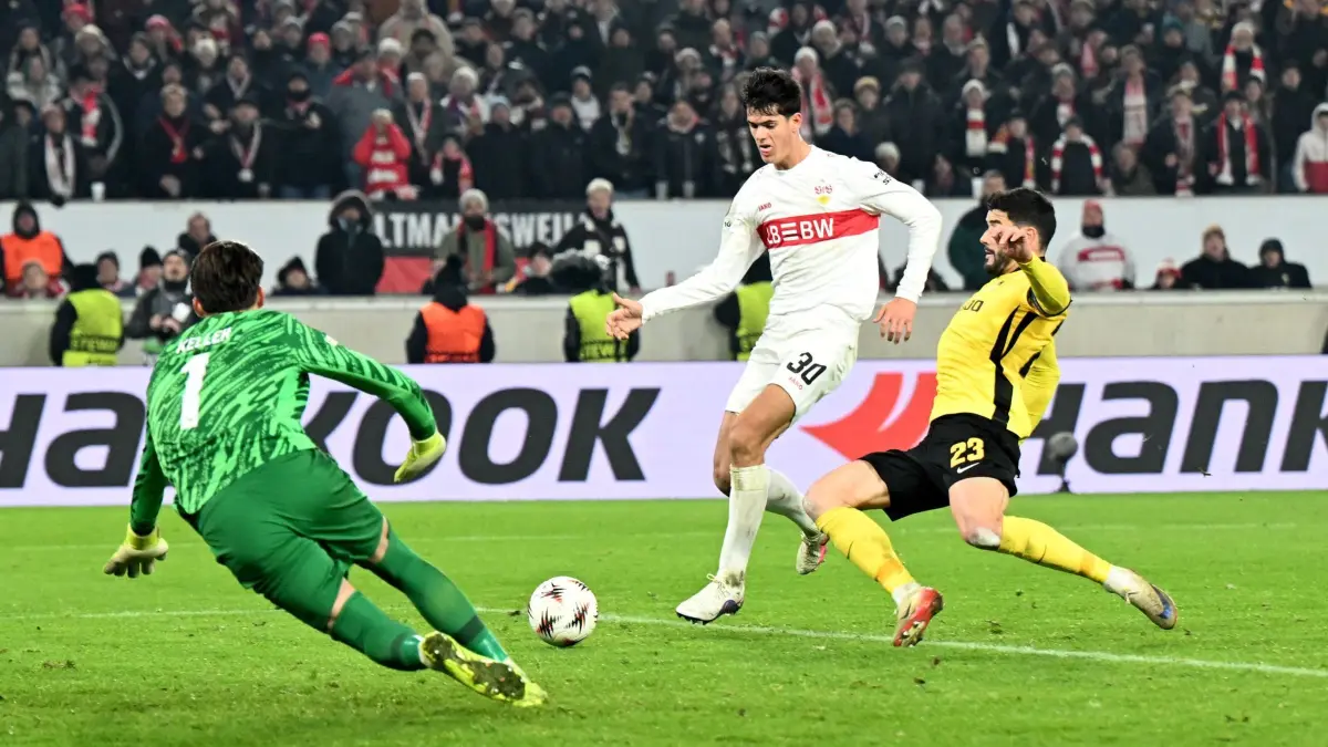 VfB Stuttgart - Young Boys Bern: 29.01.2026, Baden-Württemberg, Stuttgart: Fußball, Europa League, VfB Stuttgart - Young Boys Bern, Vorrunde, Spieltag 8, MHPArena, Chema Andres (VfB Stuttgart) (M) erzielt gegen Torwart Marvin Keller (Young Boys Bern) (l) und Loris Benito (Young Boys Bern) das Tor zum 3:2. Foto: Bernd Weißbrod/dpa +++ dpa-Bildfunk +++