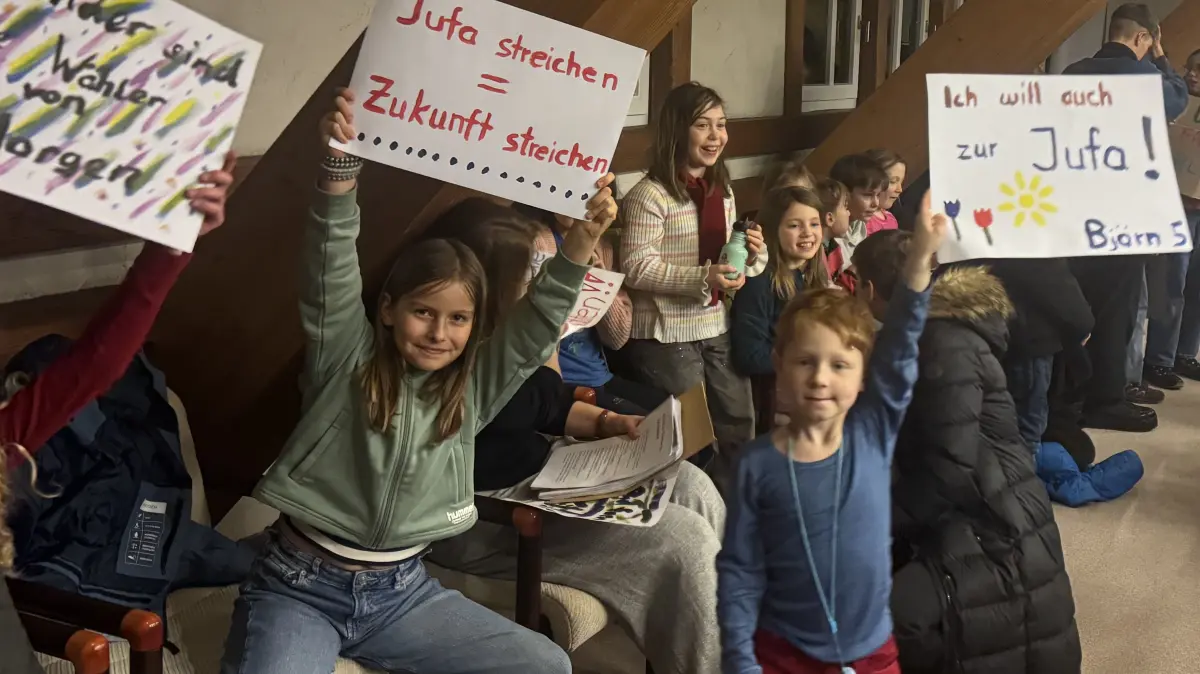 Kinder protestieren im Gemeinderat gegen Sparmaßnahmen bei der Jugendfarm
