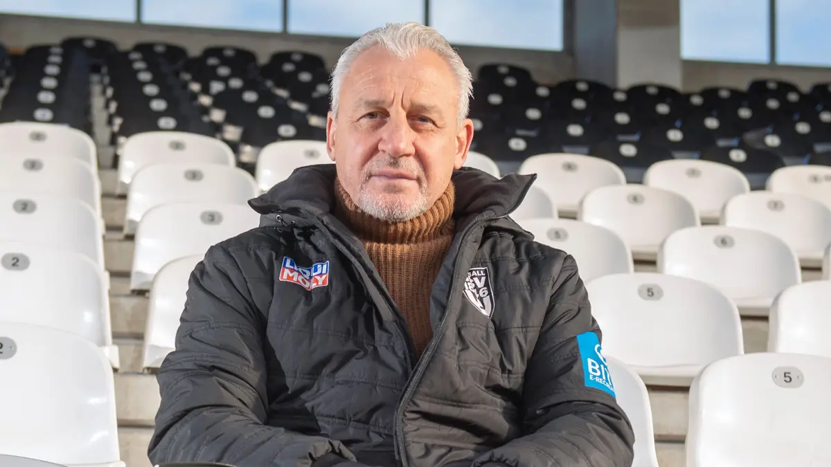 Der Trainer des SSV Ulm1846 Fußball, Pavel Dotchev, im Interview mit dem Stadtmagazin acht.neun.