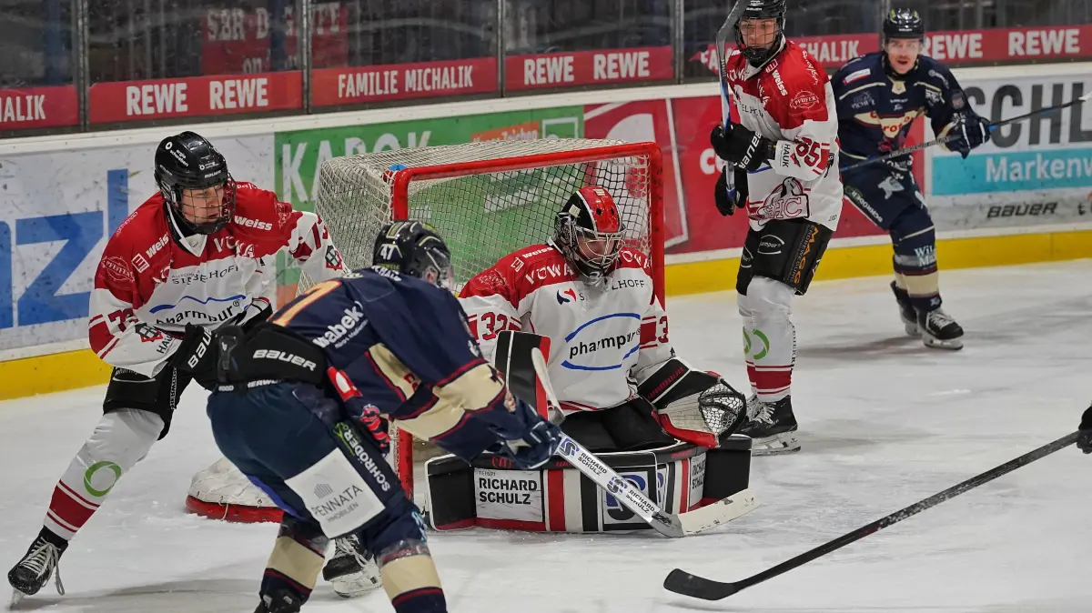 Knappe Niederlage gegen den Favoriten im letzten Vorrundenspiel: VfE-Spieler Alexander Rudkovski (blau) versucht an Königsbrunns Torwart vorbeizukommen.