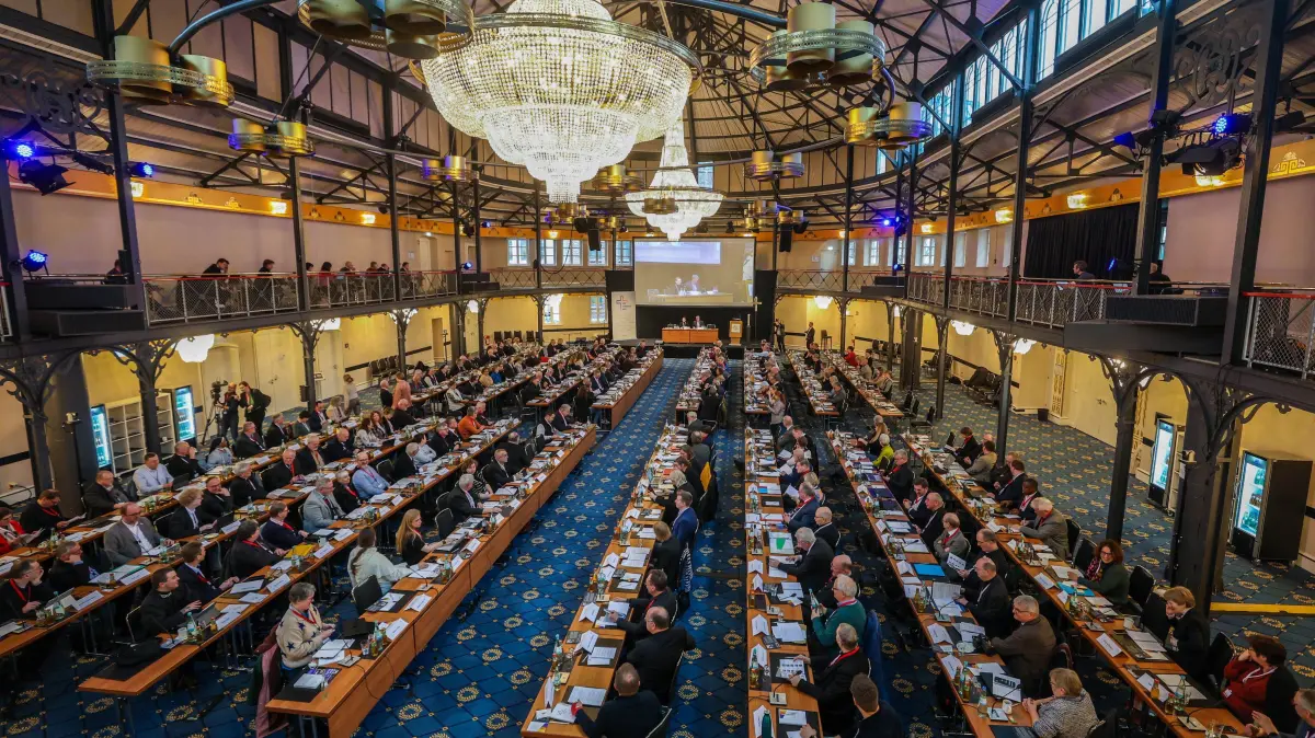 Sechste Synodalversammlung des Synodalen Weges in Stuttgart: Auftakt am Donnerstag (29.01.2026) der sechsten Synodalversammlung des Synodalen Weges in Stuttgart. 2019 haben die katholische Deutsche Bischofskonferenz und das Zentralkomitee der deutschen Katholiken als groesste katholische Laienorganisation den Reformdialog Synodaler Weg vereinbart, um die Vertrauenskrise infolge des Missbrauchsskandals zu bewaeltigen. Fuenf Synodalversammlungen fanden in Frankfurt am Main statt, die sechste und letzte tagt vom 29. bis 31. Januar in Stuttgart. Dort sollen alle Beschluesse evaluiert werden. Die Synodalversammlung ist das oberste Organ des Synodalen Weges. Ihr gehoeren deutsche Bischoefe, 69 Vertreter des Zentralkomitees sowie weitere Delegierte aus Ordensgemeinschaften und Verbaenden an. Derzeit hat das Gremium 214 Mitglieder. (Siehe epd-Meldung vom 29.01.2026)