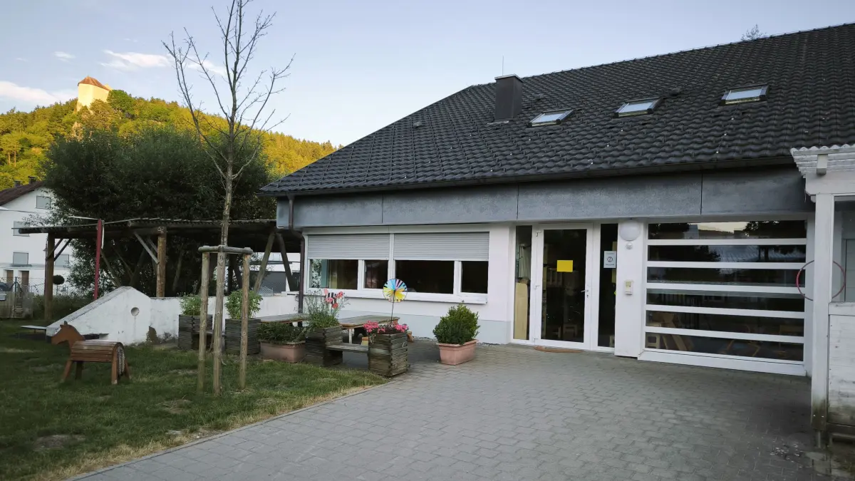 Im Kindergarten Schmeienzwerge müssen die Dachfenster erneuert werden.