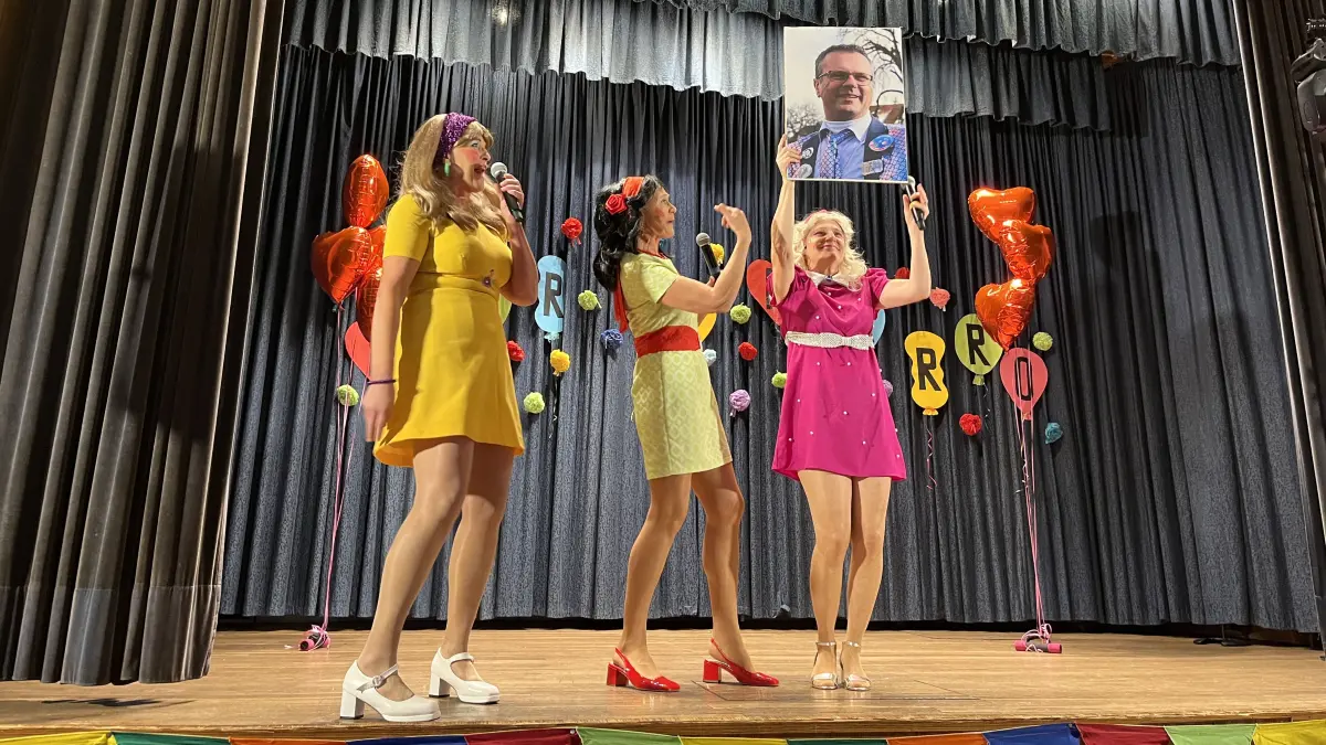 Frauenfasnet Kiebingen: Eva-Maria Geiger, Ulrike Edelmann und Karin Frech präsentieren Schlagerhits aus den 60er Jahren: So schön kann doch kein Mann sein