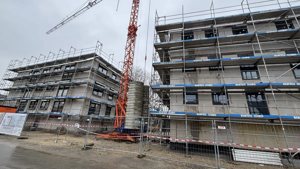 Der Rohbau steht. Ende des Jahres sollen die Wohnungen im Quartier "Hinter Höfen" bezugsfertig sein.