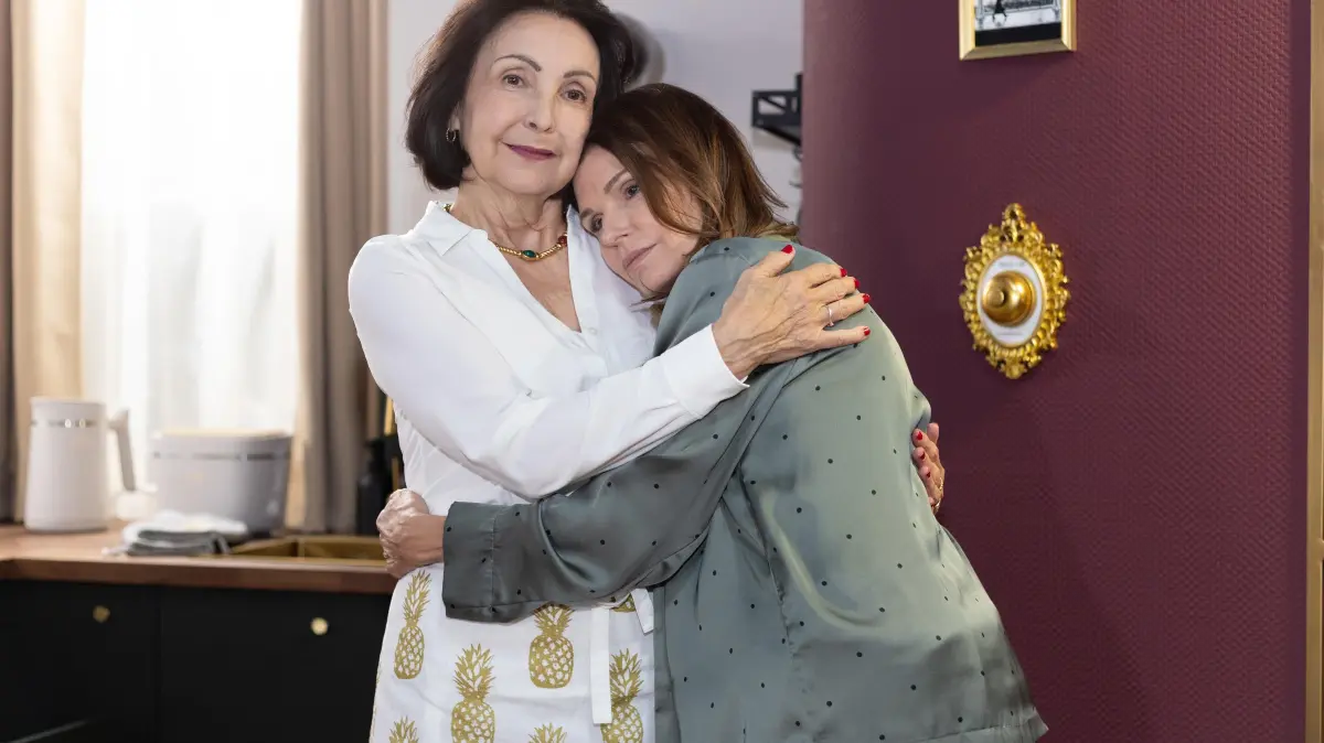 Britta (Tabea Heynig, r.) ist überrumpelt, als sie ihre Mutter Jutta (Ewa Teilmans) in Bestform antrifft.