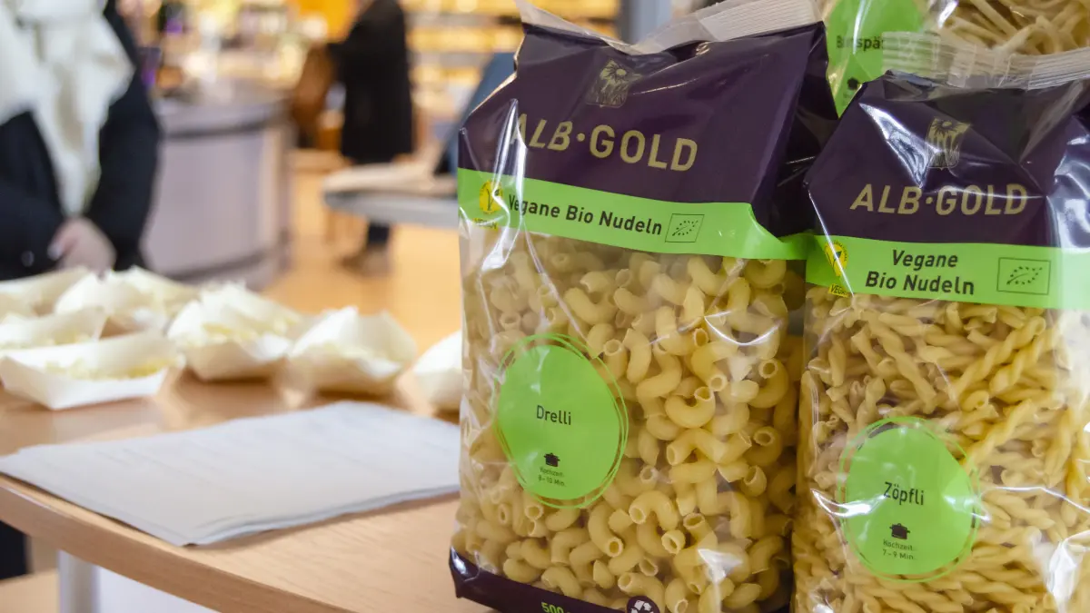 Unter anderem die Nudelsorten Drelli und Zöpfli bietet der Teigwarenhersteller Alb-Gold jetzt auch in vegan an.