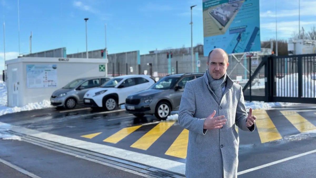 Innnovationsstandort Schwäbisch Gmünd: Landtagsabgeordneter Tim Bückner vor der Wasserstofffabrik des französischen Unternehmens Lhyfe, die aktuell im Probebetrieb läuft. Mit ihr verbinden sich in krisengeschüttelten Stadt eigentlich viele Hoffnungen.