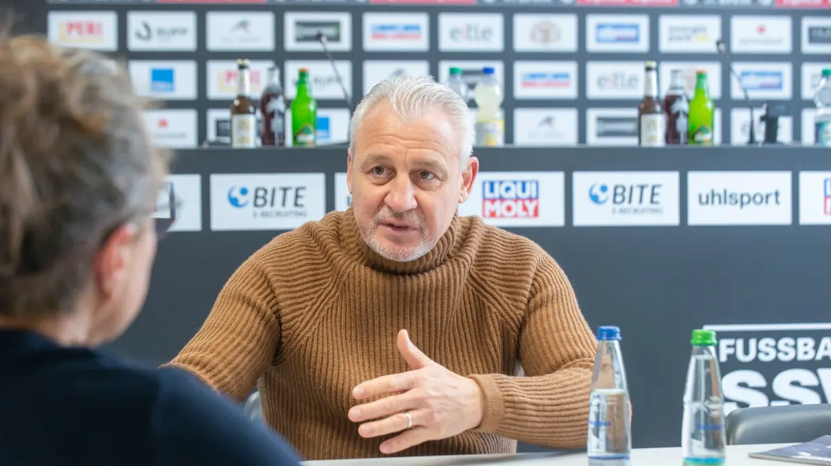 Der Trainer des SSV Ulm1846 Fußball, Pavel Dotchev, im Interview mit dem Stadtmagazin acht.neun.
