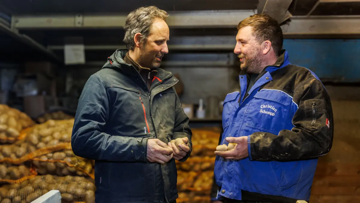 Jürgen Belthle (links) und Christian Schempp arbeiten bei der Vermarktung der Kartoffeln zusammen.