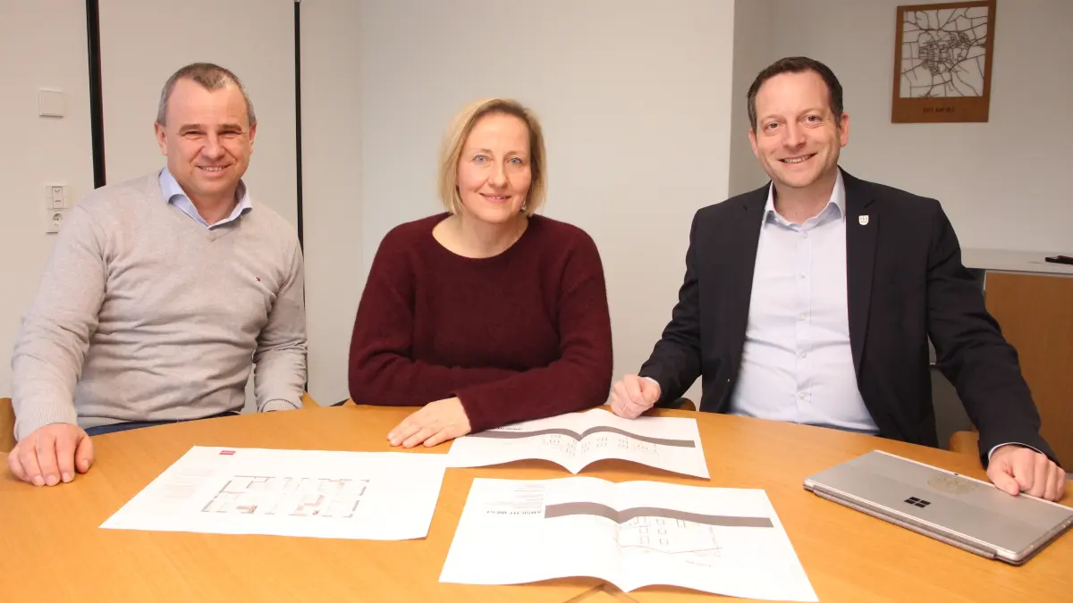Bürgermeister Dr. Sebastian Kampe (rechts) freut sich über den Umzug der Kinderarztpraxis von Christine Morasch (Mitte) nach Rot am See. Möglich macht's Investor Dr. Volker Hollenbach (rechts).