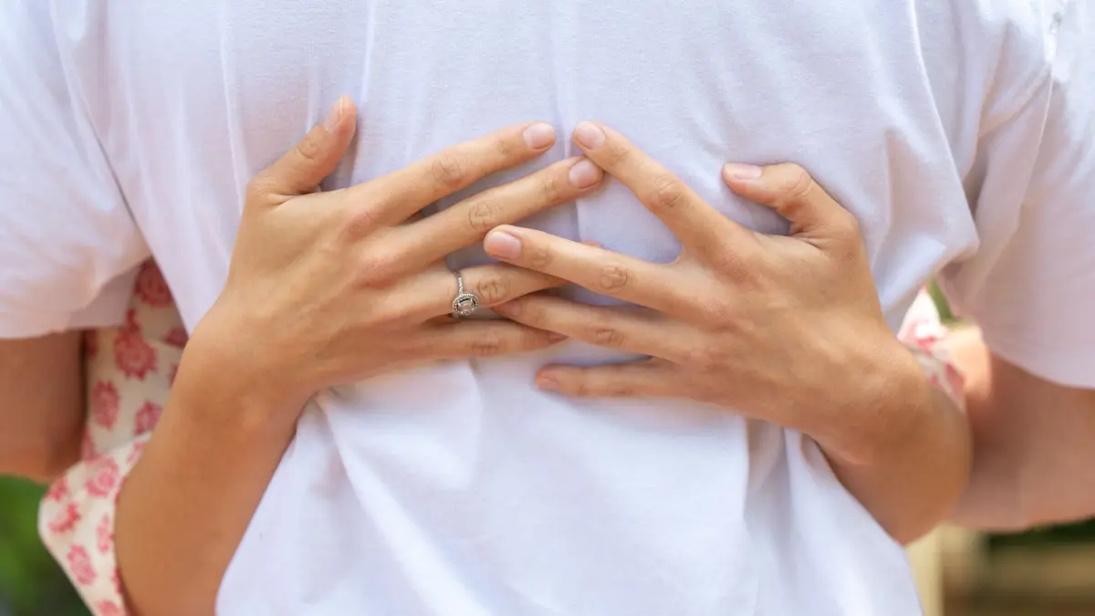 Eine Frau und ein Mann umarmen sich: ILLUSTRATION - Eine feste Umarmung, ein abgenommenes Telefonat mit der Krankenkasse, ein Topf Suppe: Unterstützung für krebskranke Menschen kann ganz viele Formen haben. (zu dpa: «Wie unterstütze ich jemanden, der Krebs hat?») Foto: Mohssen Assanimoghaddam/dpa/dpa-tmn - Honorarfrei nur für Bezieher des dpa-Themendienstes +++ dpa-Themendienst +++