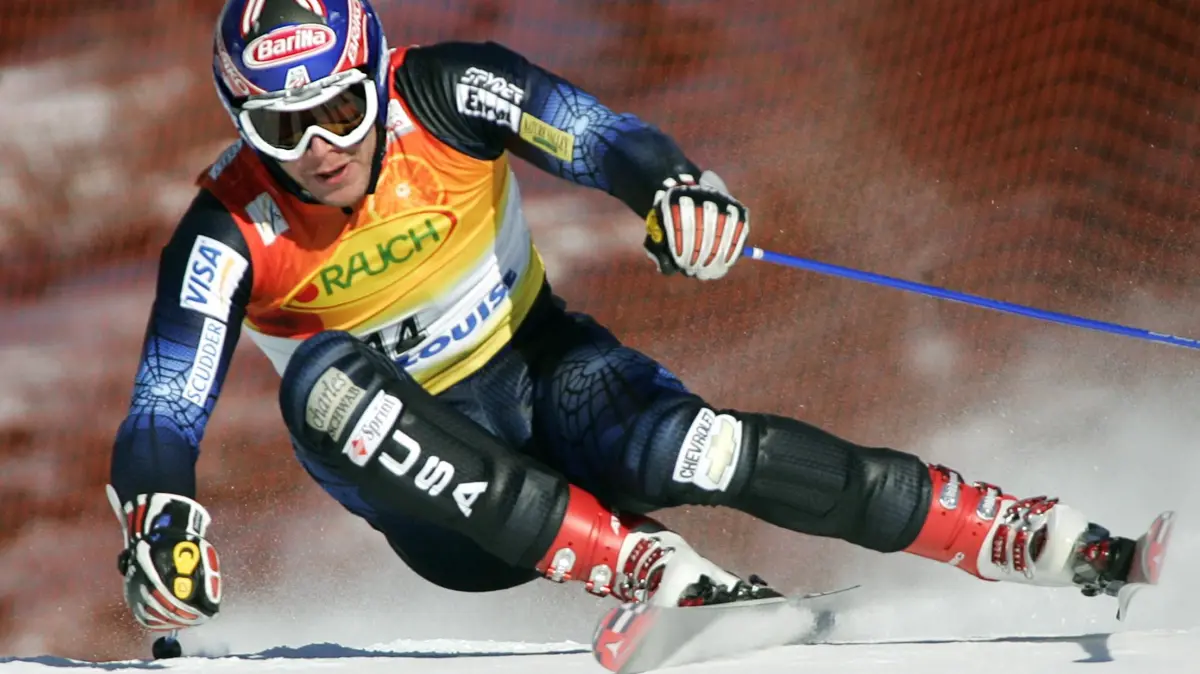 Miller Bode: In einer überragenden Form: Der Amerikaner Bode Miller hängt in jeder Disziplin die gesamte Konkurrenz ab. Bode Miller of the U.S. cuts a corner on his way to win the Men's Super-G in Lake Louise, Canada, November 28, 2004. Miller won with a time of one minute, 28.18 seconds, followed by Austria's Hermann Maier in one minute, 28.32 seconds, and Austria's Michael Walchhofer in third with a time of one minute, 28.73 seconds. Bode also won the men's downhill on November 27. REUTERS/Shaun Best