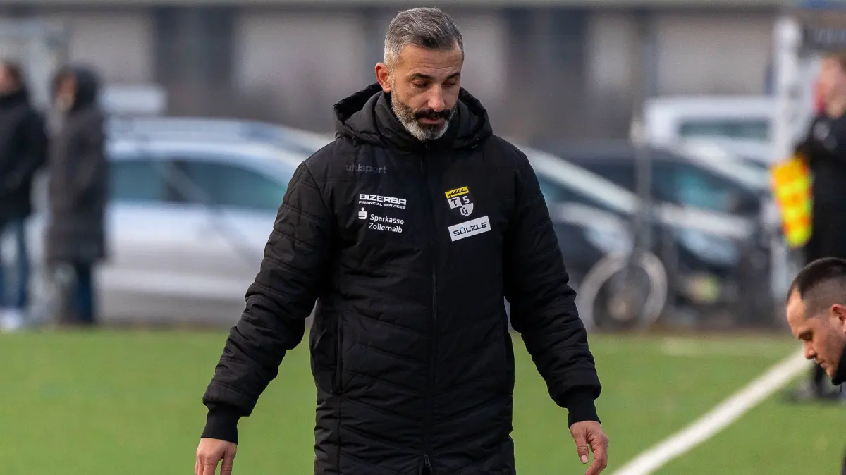 Murat Isik (TSG Balingen, Cheftrainer) enttaeuscht und bedient nach dem Fuehrungstreffer des 1. FC Normannia Gmuend zum 1:2,
TSG Balingen vs 1. FC Normannia Gmuend, Fussball, Freundschaftsspiel, Spielzeit 2025/2026, 24.01.2026,
Foto: Eibner-Pressefoto/Sebastian Reese