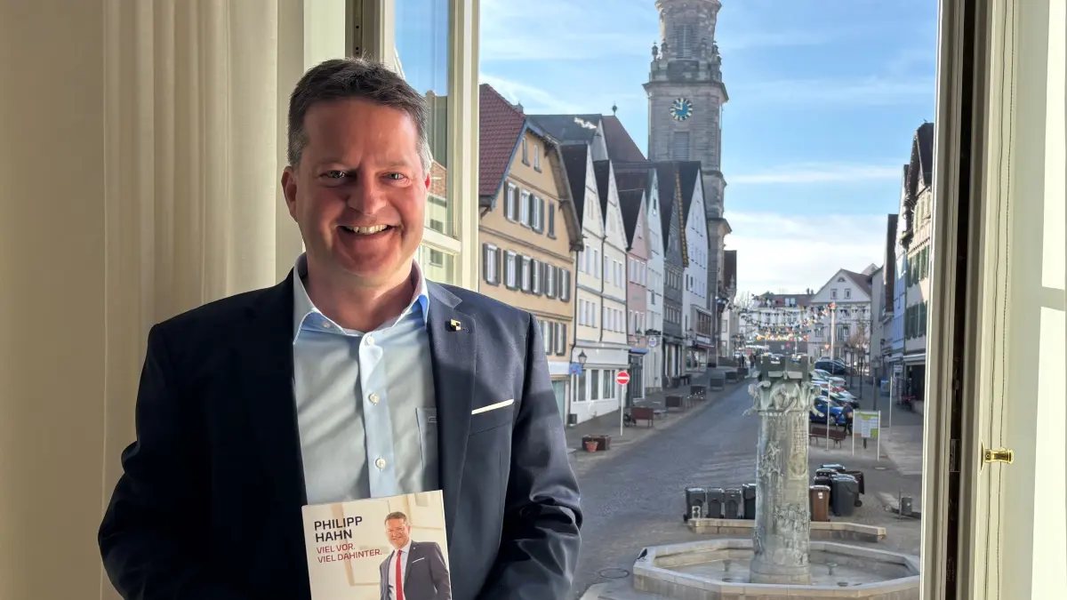 Insgesamt 6000 Wahlprospekte will Philipp Hahn bis zum Wahlsonntag unters Hechinger Wählervolk gebracht haben. Das macht er weitgehend in Eigenregie. Überzeugen lassen hat er sich von seinen Fachleuten, dass dem Marktplatz zum Überleben allein eine Fußgängerzone helfen kann. Der Gemeinderat steht laut Hahn geschlossen hinter ihm.