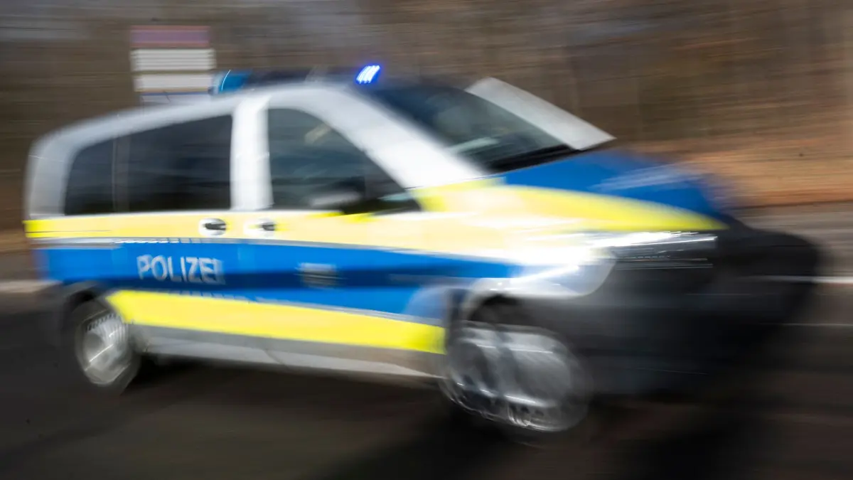 Polizei Baden-Württemberg: ILLUSTRATION - 20.11.2025, Baden-Württemberg, Stuttgart: Ein Polizist und eine Polizistin der Polizei Baden-Württemberg fahren in einem Einsatzfahrzeug eine Straße entlang. (gestellte Szene) (zu dpa: «Größerer Polizeieinsatz in Gebäude in Pfedelbach») Foto: Marijan Murat/dpa +++ dpa-Bildfunk +++