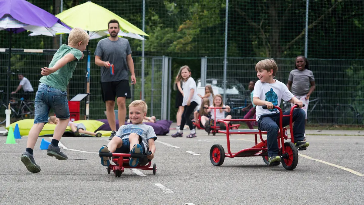 (ohne Überschrift): Vorsicht: Dieses Foto ist möglicherweise nur für den einstigen Verlag Schwäbisches Tagblatt verwendbar. Tübingen, neues Spielmobil / Ludomobil-neues Spielangebot der Stadt für Kinder 28.07.20 Bild: Ulrich Metz / Martha Mazanek von der städtischen Fachabteilung Jugendarbeit und Bürgermeisterin Daniela Harsch stellten am Dienstag das neue Ludomobil auf dem Sportplatz der Grundschule am Aischbach vor. Dieses Fahrzeug soll künftig verschiedene Stationen in Tübingen ansteuern und Spielzeug liefern. Die Ziele sind auf der Webseite www.ludomobil.de vermerkt.