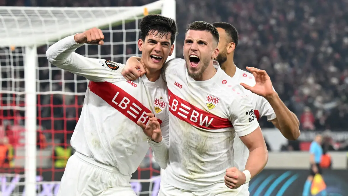 VfB Stuttgart - Young Boys Bern: 29.01.2026, Baden-Württemberg, Stuttgart: Fußball, Europa League, VfB Stuttgart - Young Boys Bern, Vorrunde, Spieltag 8, MHPArena, Chema Andres (VfB Stuttgart) (l) bejubelt sein Tor zum 3:2 mit Ermedin Demirovic (VfB Stuttgart). Foto: Bernd Weißbrod/dpa +++ dpa-Bildfunk +++