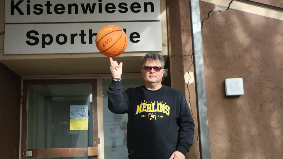 Hier in der kleinen Kistenwiesenhalle waren die ersten offiziellen Trainings der Merlins. Geschäftsführer Martin Romig zeigt, dass er immer noch gut mit dem Basketball umgehen kann.