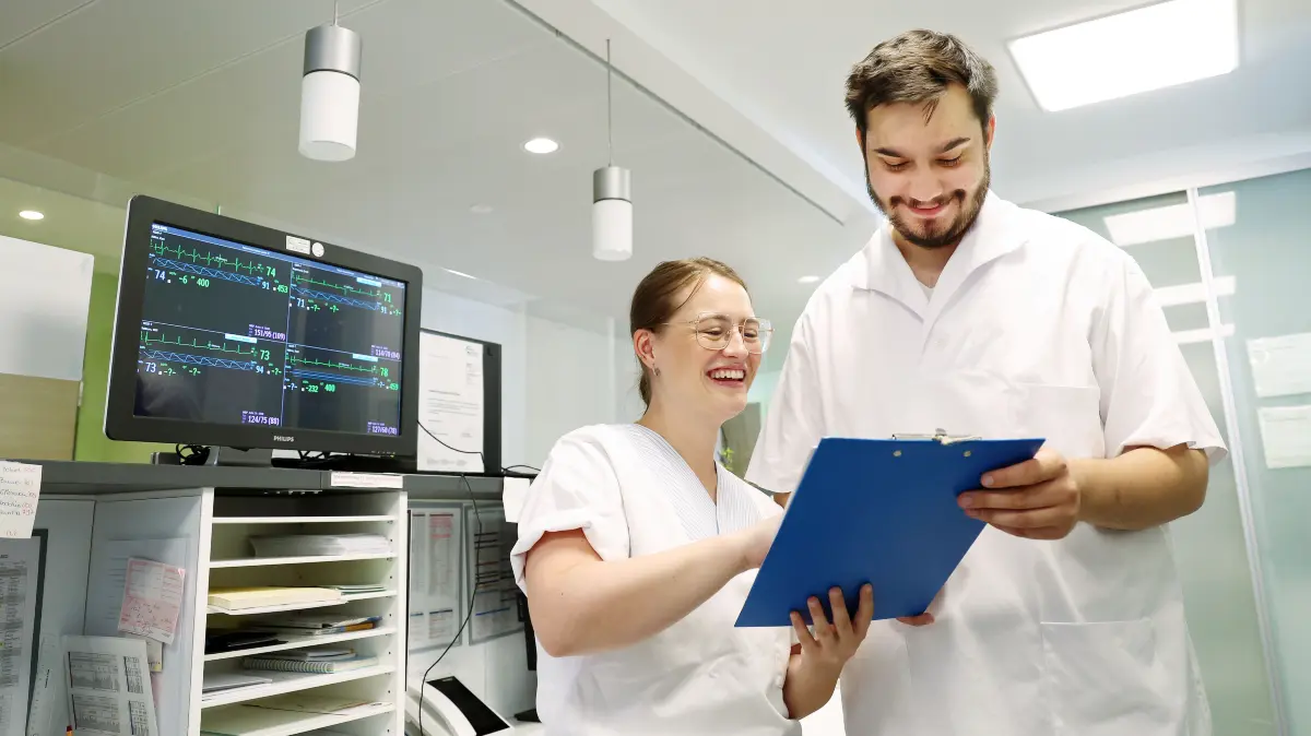 Auf Ausbildung wird am Klinikum Crailsheim viel Wert gelegt: Eine Praxisanleiterin mit einem Azubi.