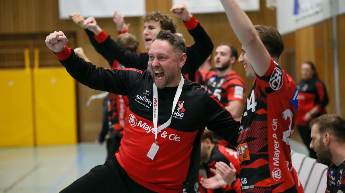 Großer Jubel bei HSG-Co-Trainer Dominik Koch und der Albstädter Bank: Mit den Schwarz-Roten ist im Saisonendspurt auf jeden Fall zu rechnen.