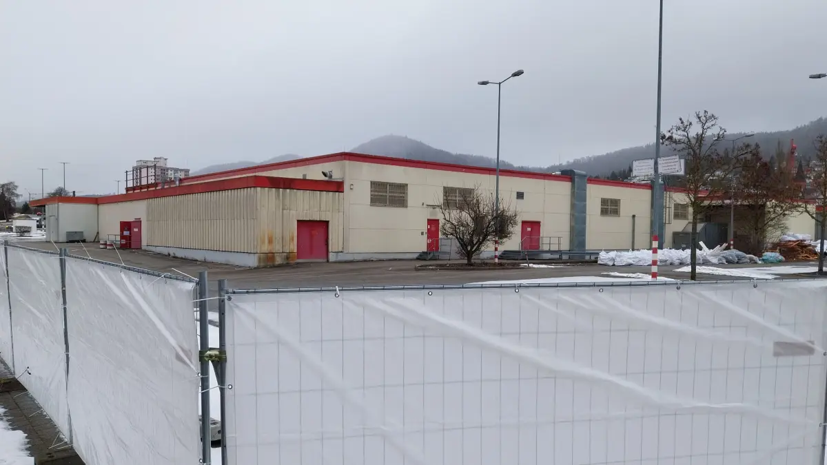 Die Kaufland-Filiale in der Ebinger Kientenstraße ist bereits vom Bauzäunen umgrenzt.