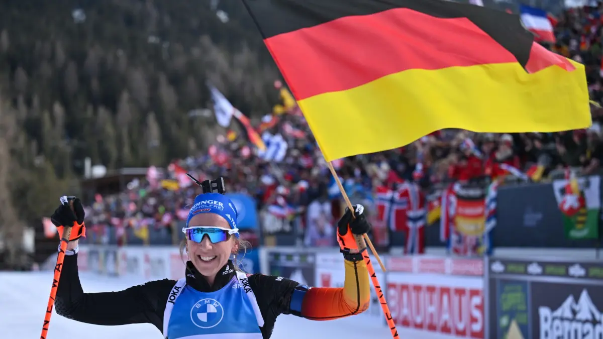 Franziska Preuß: ARCHIV - 16.02.2025, Schweiz, Lenzerheide: Biathlon, Weltmeisterschaft, Verfolgung 10 km, Damen, Franziska Preuss aud Deutschland jubelt beim Zieleinlauf über ihren Sieg. Franziska Preuß hört nach der Saison auf. (zu dpa: «Preuß beendet Biathlon-Karriere nach der Saison») Foto: Martin Schutt/dpa +++ dpa-Bildfunk +++
