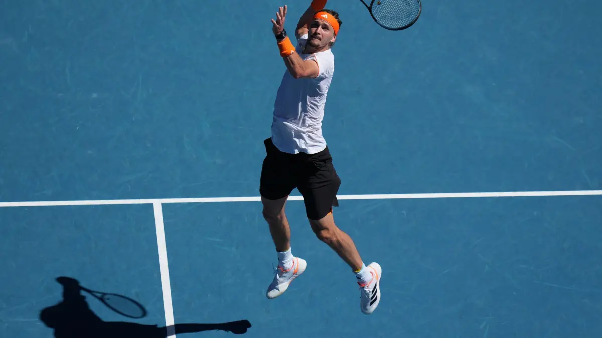 Tennis - Australian Open: 30.01.2026, Australien, Melbourne: Tennis: Grand Slam - Australian Open, Einzel, Männer, Halbfinale, Alcaraz (Spanien) - Zverev (Deutschland). Alexander Zverev in Aktion. Foto: Dar Yasin/AP/dpa +++ dpa-Bildfunk +++