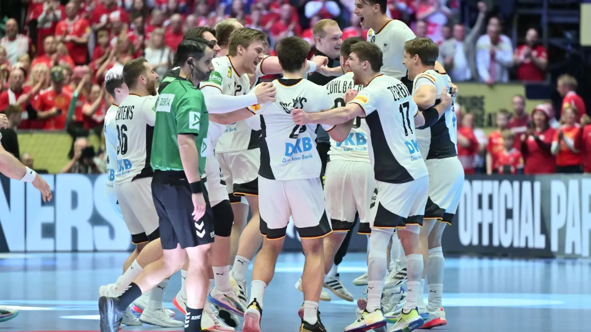 Deutschland - Kroatien: 30.01.2026, Dänemark, Herning: Handball: EM, Deutschland - Kroatien, Finalrunde, Finalrunde, Halbfinale, Jyske Bank Boxen. Die deutsche Mannschaft feiert nach dem Spiel. Foto: Sina Schuldt/dpa +++ dpa-Bildfunk +++