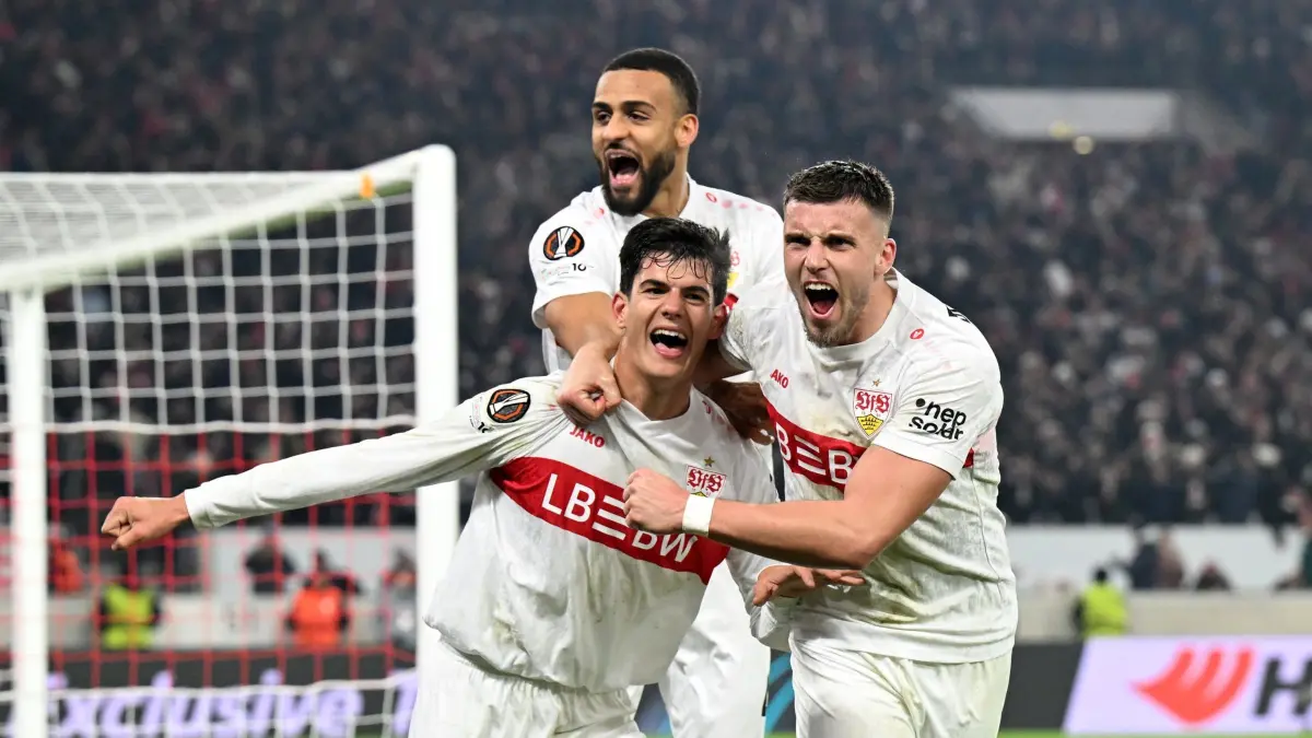 VfB Stuttgart - Young Boys Bern: 29.01.2026, Baden-Württemberg, Stuttgart: Fußball, Europa League, VfB Stuttgart - Young Boys Bern, Vorrunde, Spieltag 8, MHPArena, Chema Andres (VfB Stuttgart) (M) bejubelt sein Tor zum 3:2 mit Josha Vagnoman (l, VfB Stuttgart) und Ermedin Demirovic (VfB Stuttgart). (zu dpa: «Karazor hofft auf Glasgow - So geht es für den VfB weiter») Foto: Bernd Weißbrod/dpa +++ dpa-Bildfunk +++