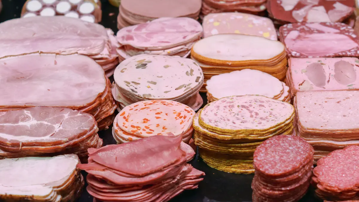 Wurst und Schinken liegen in der Kühltheke einer Fleischerei. (zu dpa: «Fleischdiebe schlagen zu – Wurst und Steaks im Visier») +++ dpa-Bildfunk +++
