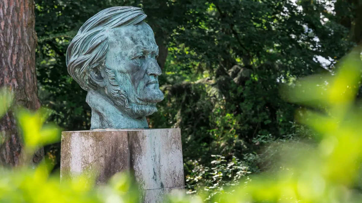 Bayreuther Festspielhaus: ARCHIV - 15.06.2023, Bayern, Bayreuth: Die Büste von Richard Wagner des Bildhauers Arno Breker am Grünen Hügel. (zu dpa: «Bayreuth möchte ein Festspieljubiläum für alle») Foto: Daniel Vogl/dpa +++ dpa-Bildfunk +++
