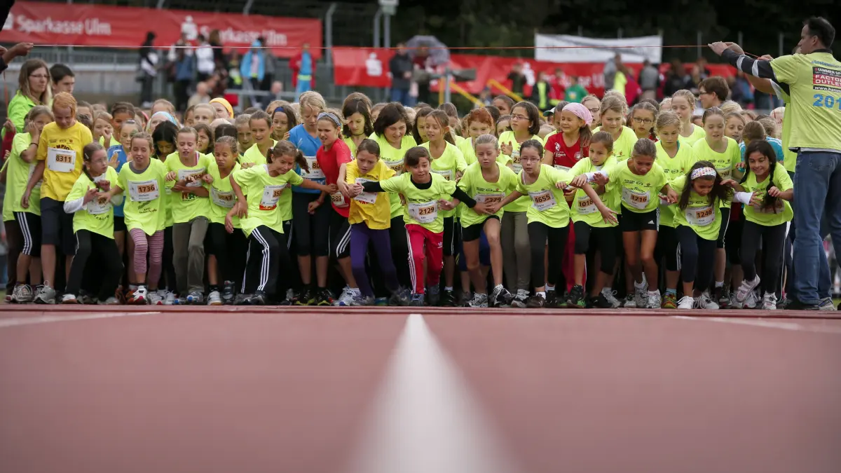 Ulm, Donaustadion, Einsteinmarathon Kinder 2012: Bei teilweise widrigem Wetter rannten die Kinder und Jugendlichen zum Auftakt der Einstein-Läufe um die Wette. In einigen Altersklassen waren mehr als 400 Starter auf einmal unterwegs.
einsteinmarathon Kinder 2012
Einsteinlauf, Einsteinmarathon, Einstein-Marathon, Einstein-Lauf, Mädchen,