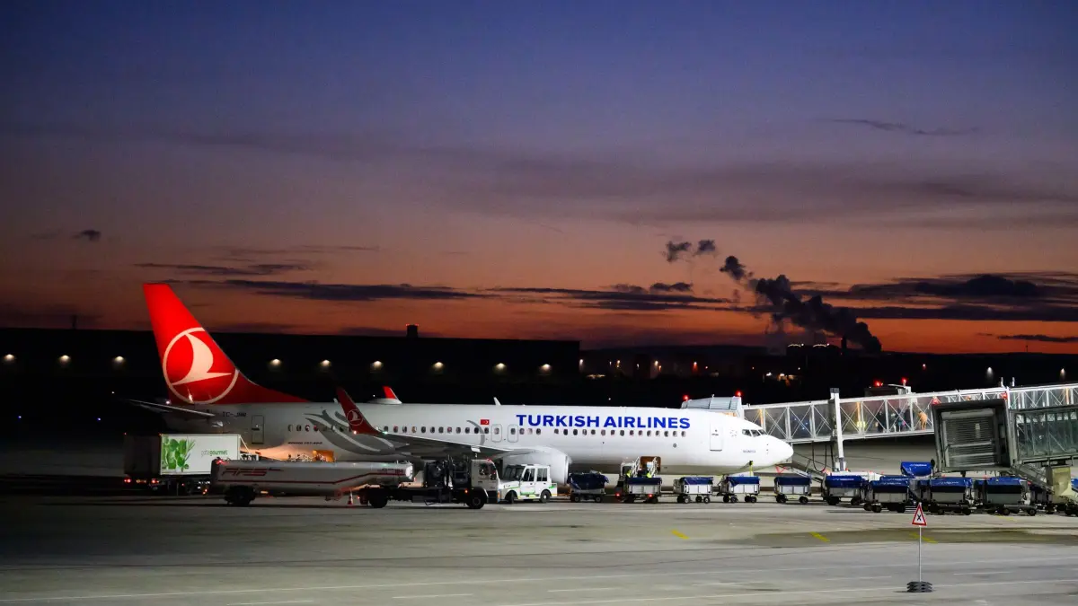 Flughafen (Symbolbild): ARCHIV - 20.11.2025, Niedersachsen, Hannover: Ein Flugzeug von Turkish Airlines - Flug TK1555 von Istanbul nach Hannover - steht nach der Ankunft am Flughafen Hannover. Die lange Wartezeit in Pakistan hat für einige weitere Afghaninnen und Afghanen aus den Bundesaufnahmeprogrammen ein Ende. Zum sechsten Mal seit dem Regierungswechsel sind in der pakistanischen Hauptstadt Islamabad Afghanen mit Aufnahmezusage Richtung Deutschland geflogen (zu dpa: «Linke: In Türkei festgesetzte Aktivisten wieder frei») Foto: Shireen Broszies/dpa +++ dpa-Bildfunk +++