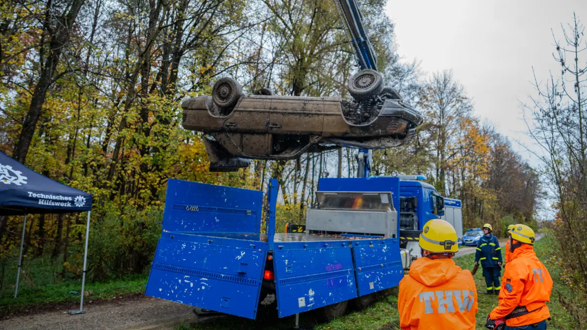 Mercedes: Heben des Fahrzeugs mittels LKW-Kran und LKW-Seilwinde