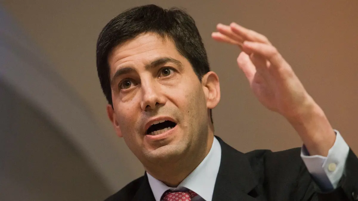 Trump nominiert Kevin Warsh als neuen Fed-Chef: ARCHIV - 11.12.2014, Großbritannien, London: Kevin Warsh spricht während einer Pressekonferenz zur Bekanntgabe der Veröffentlichung des Warsh-Berichts in der Bank of England. US-Präsident Donald Trump hat den früheren Fed-Gouverneur Kevin Warsh als Nachfolger für US-Notenbank-Chef Jerome Powell vorgeschlagen. Foto: Will Oliver/EPA/dpa +++ dpa-Bildfunk +++