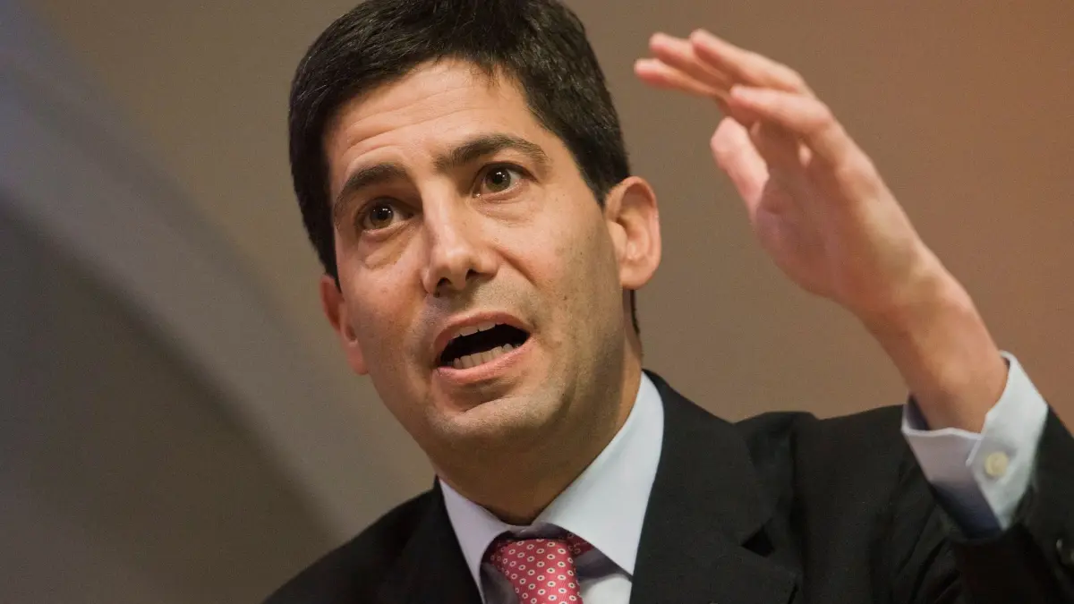 Trump nominiert Kevin Warsh als neuen Fed-Chef: ARCHIV - 11.12.2014, Großbritannien, London: Kevin Warsh spricht während einer Pressekonferenz zur Bekanntgabe der Veröffentlichung des Warsh-Berichts in der Bank of England. US-Präsident Donald Trump hat den früheren Fed-Gouverneur Kevin Warsh als Nachfolger für US-Notenbank-Chef Jerome Powell vorgeschlagen. Foto: Will Oliver/EPA/dpa +++ dpa-Bildfunk +++