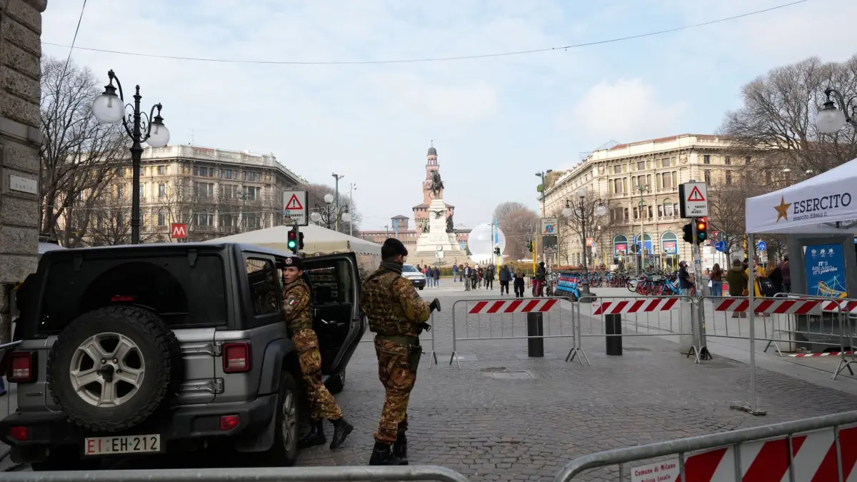 Vor den Olympischen Winterspiele: 30.01.2026, Italien, Mailand: Italienische Soldaten patrouillieren in der Nähe des Castello Sforzesco im Vorfeld der Olympischen Winterspiele 2026. Foto: Luca Bruno/AP/dpa +++ dpa-Bildfunk +++