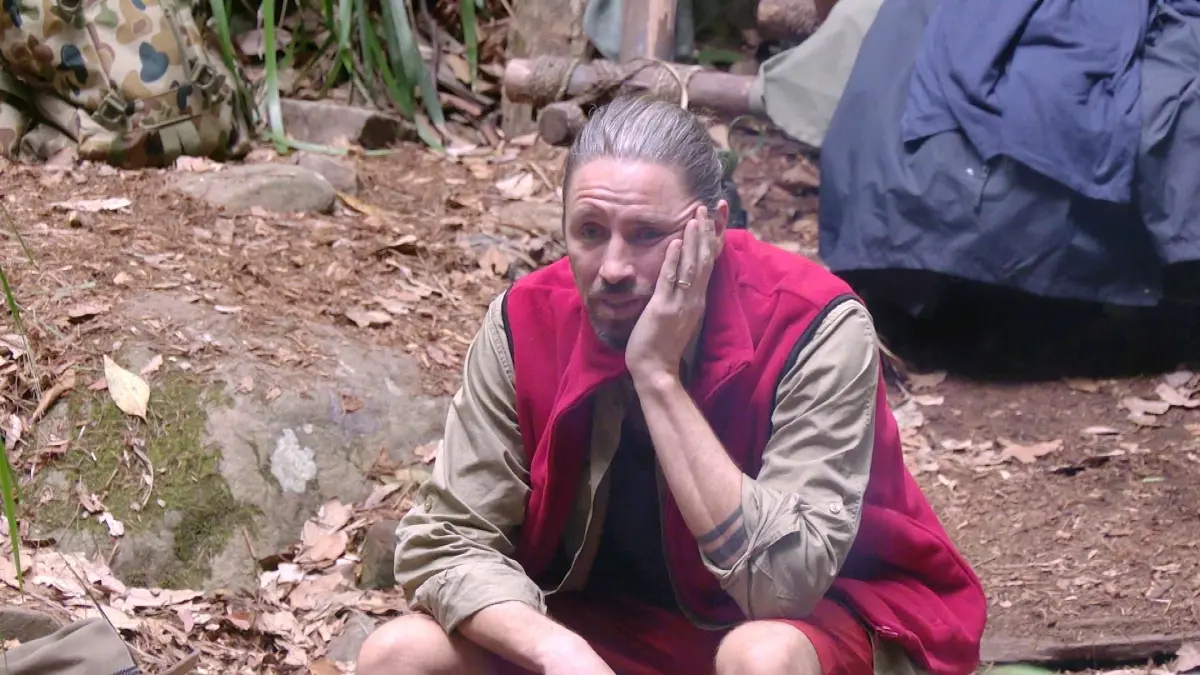 Gil Ofarim hüllt sich im „Dschungelcamp“ in Schweigen über seinen großen Skandal, da er angeblich nichts sagen dürfe.