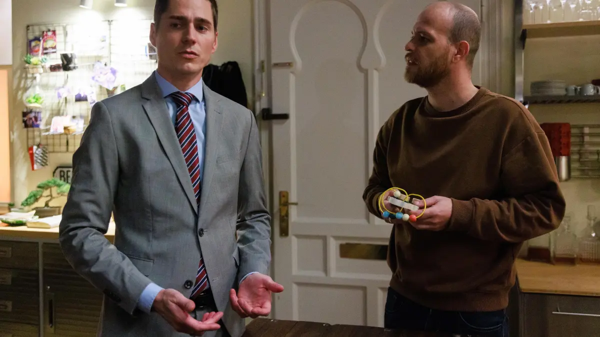 Ringo (Timothy Boldt, l.) und Tobias (Patrick Müller) liefern sich einen harmlosen Rosenkrieg.