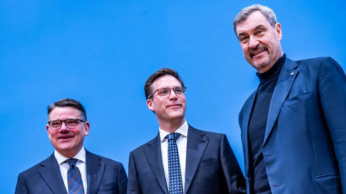 Drei-Löwen-Allianz: 30.01.2026, Berlin: Markus Söder (r-l, CSU), Ministerpräsident von Bayern, Manuel Hagel, Spitzenkandidat der CDU in Baden Württemberg, und Boris Rhein (CDU), Ministerpräsident von Hessen, nehmen an der Pressekonferenz der sogenannten «Drei-Löwen-Allianz» im Haus der Bundespressekonferenz teil. Foto: Michael Kappeler/dpa +++ dpa-Bildfunk +++