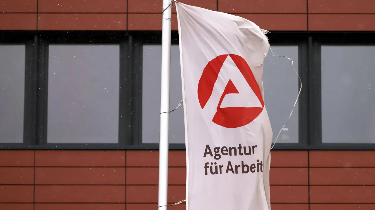 Arbeitsamt: Laut geplanter Änderungen soll das wird in eine neue Grundsicherung umbenannt werden. Das würde strengere Regeln mit härteren Sanktionen bei mangelnder Kooperation mit dem Jobcenter bedeuten, wobei die Auszahlung der Leistung bei Terminversäumnissen oder Arbeitsverweigerung gekürzt werden kann. Das Gesetz könnte bereits im Juli 2026 in Kraft treten. Themenbild, Symbolbild Köln, 02.01.2026 NRW Deutschland *** According to planned changes, this is to be renamed a new basic income This would mean stricter rules with harsher sanctions for lack of cooperation with the job center, whereby the payment of benefits can be reduced in the event of missed deadlines or refusal to work The law could come into force as early as July 2026 Themed i Copyright: xChristophxHardtx