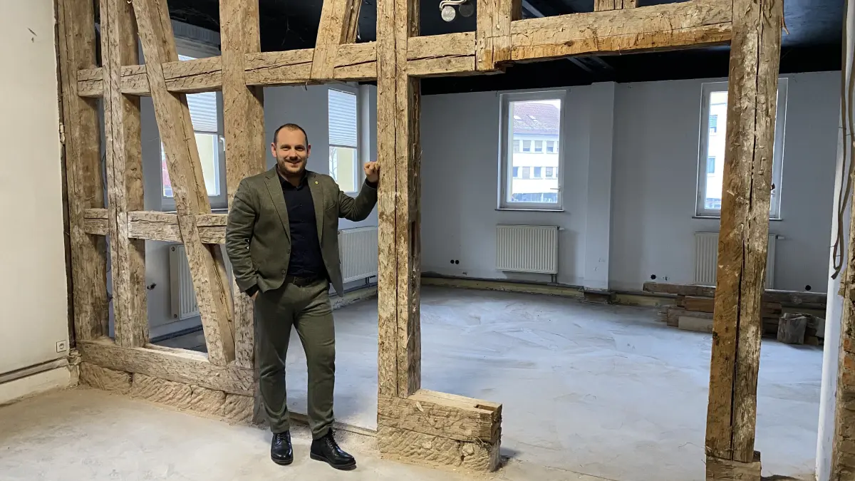 Rathaussanierung Gschwend, Bürgermeister Jochen Ziehr am alten Fachwerk im Erdgeschoss, dort entsteht das neue Einwohnermeldeamt sowie ein neues Trau- und Besprechungszimmer.