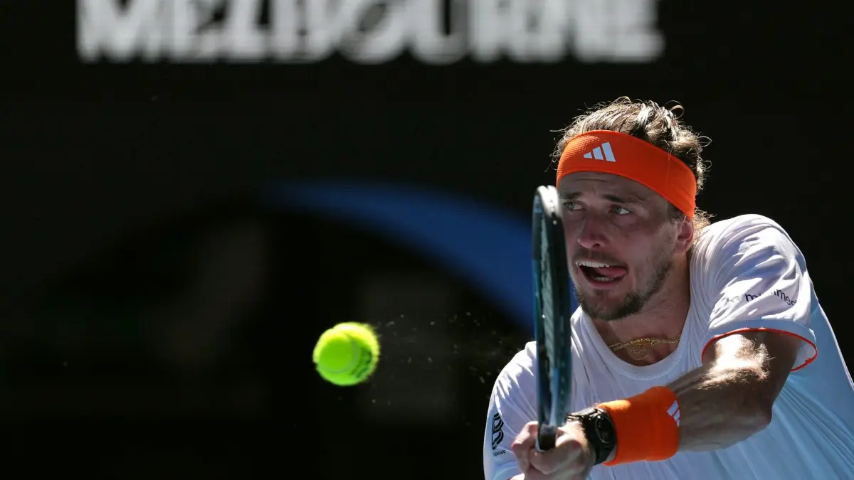 Tennis - Australian Open: 30.01.2026, Australien, Melbourne: Tennis: Grand Slam - Australian Open, Einzel, Männer, Halbfinale, Alcaraz (Spanien) - Zverev (Deutschland). Alexander Zverev in Aktion. Foto: Dita Alangakra/AP/dpa +++ dpa-Bildfunk +++