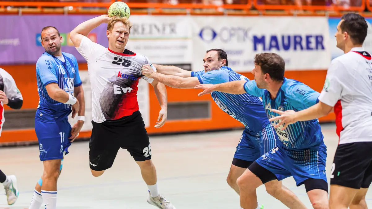 Handball Landesliga; TV Altenstadt - TV Treffelhausen;
Axel Bottek (TV Altenstadt, #25) setzt sich gegen Valentin Klaus (TV Treffelhausen, #34) durch;
11.10.2025; Michelberghalle; Geislingen.
Foto: Thomas Madel