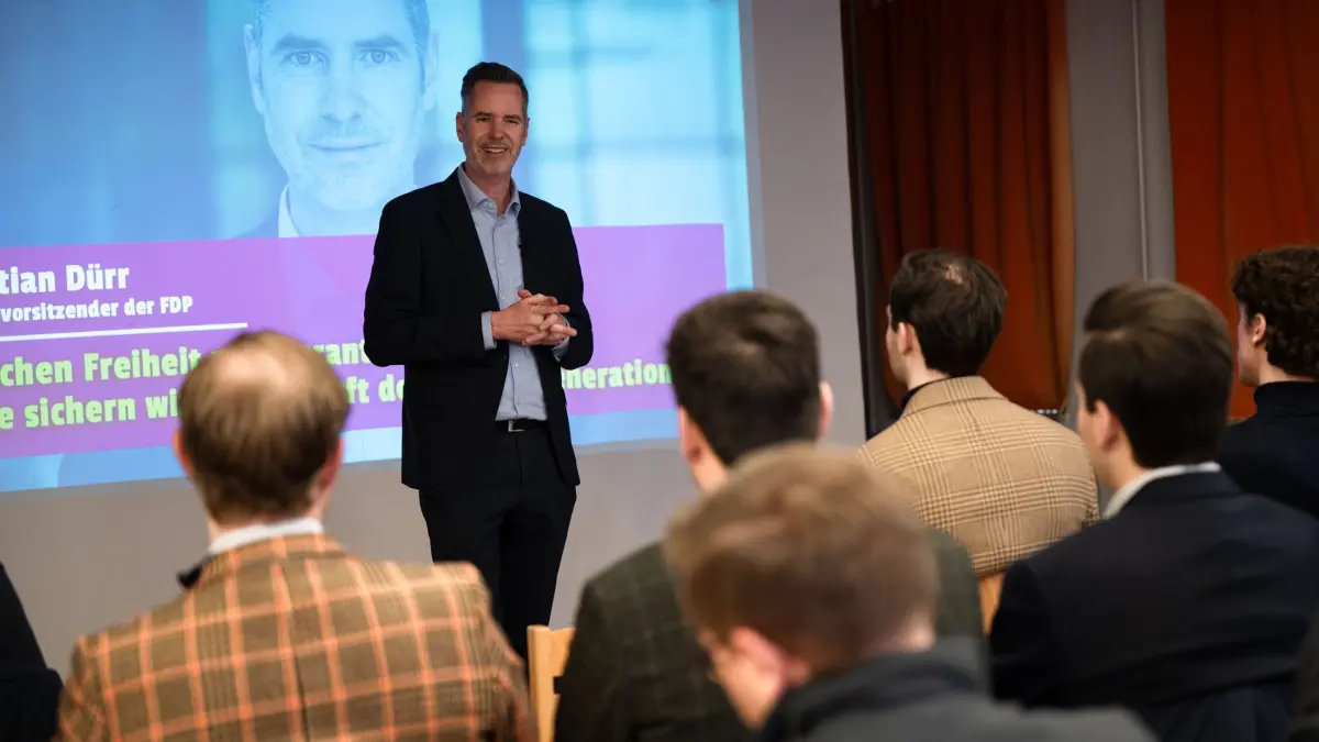 FDP-Chef Christian Dürr in Tübingens Hirsch Begegnungsstätte für Ältere auf Einladung der Liberalen Hochschulgruppe