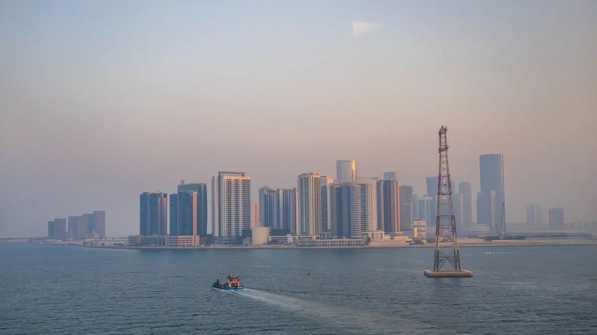 Skyline von Abu Dhabi: ARCHIV - 14.08.2023, Vereinigte Arabische Emirate, Abu Dhabi: Die Hochhäuser der Skyline von Abu Dhabi. (zu dpa: «Ukrainer und Russen setzen Gespräche in Abu Dhabi fort») Foto: Sina Schuldt/dpa +++ dpa-Bildfunk +++